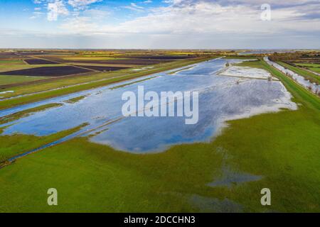 La photo datée du 15 novembre montre les champs inondés près d'Ely à Cambridgeshire le dimanche matin après que la rivière Delph a éclaté ses rives après les fortes pluies récentes au cours du week-end. Les routes de Cambridgeshire ont été inondées aujourd'hui (jeudi) C avec plus de pluie et de pluie et de douches attendu cette semaine. Les automobilistes ont eu du mal à rouler le long des routes inondées de Sutton Gault après que la rivière Great Ouse ait éclaté sur ses rives. Selon l'Agence pour l'environnement, il y a actuellement 18 avertissements d'inondation et 39 alertes d'inondation. Les douches devraient se déplacer vers le sud tout au long de la journée, avec le temps hivernal dans le n Banque D'Images