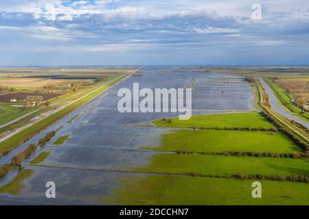 La photo datée du 15 novembre montre les champs inondés près d'Ely à Cambridgeshire le dimanche matin après que la rivière Delph a éclaté ses rives après les fortes pluies récentes au cours du week-end. Les routes de Cambridgeshire ont été inondées aujourd'hui (jeudi) C avec plus de pluie et de pluie et de douches attendu cette semaine. Les automobilistes ont eu du mal à rouler le long des routes inondées de Sutton Gault après que la rivière Great Ouse ait éclaté sur ses rives. Selon l'Agence pour l'environnement, il y a actuellement 18 avertissements d'inondation et 39 alertes d'inondation. Les douches devraient se déplacer vers le sud tout au long de la journée, avec le temps hivernal dans le n Banque D'Images