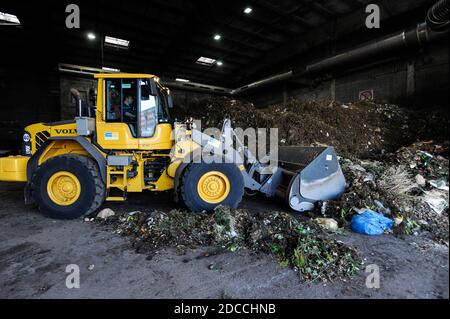 ALLEMAGNE, Hambourg, usine de compost et usine de biogaz , déchets organiques fermentés à sec à Biogas et compost , le méthane est fourni dans le réseau de gaz , déchets organiques des ménages de jardins / DEUTSCHLAND, Hambourg , Kompostwerk und Biogasanlage Buetzberg der Stadtreinigung Hambourg, In einer Trockenfermentation Anlage werden aus organischen Abfaellen Biogas und hochwertiger Kompost erzeugt, das Gas wird durch Vattenfall in das Gasnetz eingespeist Banque D'Images