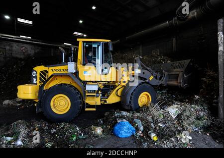 ALLEMAGNE, Hambourg, usine de compost et usine de biogaz , déchets organiques fermentés à sec à Biogas et compost , le gaz biométhane est fourni dans le réseau de gaz , déchets organiques des ménages de jardins / DEUTSCHLAND, Hambourg , Kompostwerk und Biogasanlage Buetzberg der Stadtreinigung Hambourg, In einer Trockenfermentation Anlage werden aus organischen Abfaellen Biogas und hochwertiger Kompost erzeugt, das Gas wird durch Vattenfall in das Gasnetz eingespeist Banque D'Images