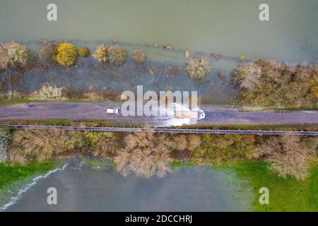 La photo datée du 19 novembre montre des véhicules qui traversent une route inondée à Sutton Gault à Cambridgeshire jeudi matin, après que la rivière New Bedford et la rivière Delph ont éclaté sur ses rives après la récente forte pluie. Les routes de Cambridgeshire ont été inondées aujourd'hui (jeudi) C avec plus de pluie et de pluie et de douches attendu cette semaine. Les automobilistes ont eu du mal à rouler le long des routes inondées de Sutton Gault après que la rivière Great Ouse ait éclaté sur ses rives. Selon l'Agence pour l'environnement, il y a actuellement 18 avertissements d'inondation et 39 alertes d'inondation. Les douches devraient se déplacer vers le sud dans tout le Banque D'Images