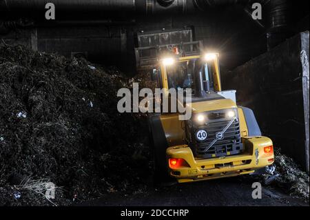 ALLEMAGNE, Hambourg, usine de compost et usine de biogaz , déchets organiques fermentés à sec à Biogas et compost , le méthane est fourni dans le réseau de gaz , déchets organiques des ménages de jardins / DEUTSCHLAND, Hambourg , Kompostwerk und Biogasanlage Buetzberg der Stadtreinigung Hambourg, In einer Trockenfermentation Anlage werden aus organischen Abfaellen Biogas und hochwertiger Kompost erzeugt, das Gas wird durch Vattenfall in das Gasnetz eingespeist Banque D'Images