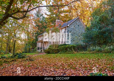 Une ancienne maison en pierre sur une rue à Dickeyville, l'époque coloniale, moulin historique. À Baltimore, Maryland, en automne. Banque D'Images