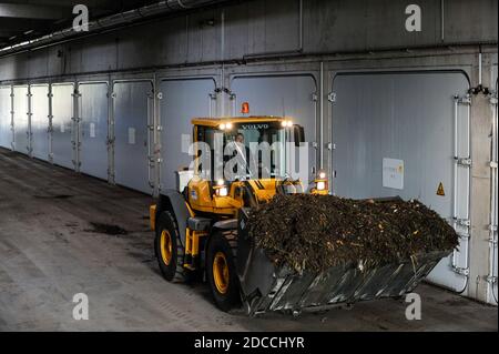 ALLEMAGNE, Hambourg, usine de compost et usine de biogaz , déchets organiques fermentés à sec à Biogas et compost , le gaz bio méthane est fourni dans le réseau de gaz, les chambres de fermentation / DEUTSCHLAND, Hambourg , Kompostwerk und Biogasanlage Buetzberg der Stadtreinigung Hambourg, In einer Trockenfermentation Anlage werden aus organischen Abfaellen Biogas und hochwertiger Kompost erzeugt, das Gas wird durch Vattenfall in das Gasnetz eingespeist, Gärkammern Banque D'Images