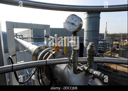 ALLEMAGNE, Hambourg, usine de compost et usine de biogaz , déchets organiques fermentés à sec à Biogas et compost , le gaz biométhane est fourni dans le réseau public de gaz / DEUTSCHLAND, Hambourg , Kompostwerk und Biogasanlage Buetzberg der Stadtreinigung Hambourg, In einer Trockenfermentation Anlage werden aus Bioabfaellen Biogas und hochwertiger Kompost erzeugt, das Bio-Methan gaz wird durch Vattenfall in das Gasnetz eingespeist Banque D'Images