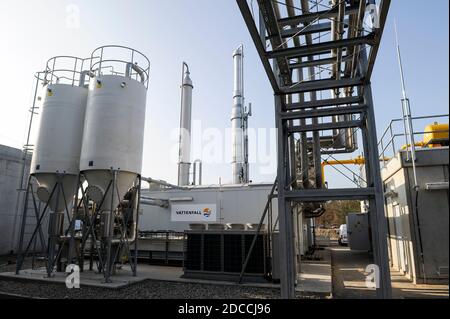 ALLEMAGNE, Hambourg, usine de compostage et usine de biogaz , les déchets organiques sont fermentés à sec à Biogas et compost , le gaz méthane est fourni dans le réseau de gaz / DEUTSCHLAND, Hambourg , Kompostwerk und Biogasanlage Buetzberg der Stadtreinigung Hamburg, dans einer Trockenfermentage Anwerden aus Bioabfaellen Bioogas und Hochwerwergung Komerzberg, Komerzeugung, Komerzke das Gas wird durch Vattenfall in das Gasnetz eingespeist, Methanisierung und Einspeisestation Banque D'Images