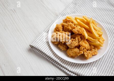 Beignets de poulet maison et frites sur une assiette, vue latérale. Copier l'espace. Banque D'Images