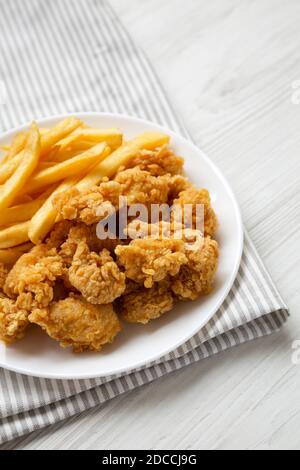 Beignets de poulet maison et frites sur une assiette, vue latérale. Copier l'espace. Banque D'Images