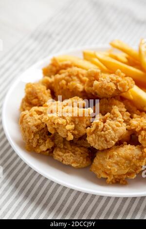 Beignets de poulet maison et frites sur une assiette, vue latérale. Gros plan. Banque D'Images