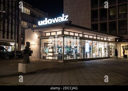 Berlin, Allemagne. 20 novembre 2020. La boutique du célèbre coiffeur Walz sur Kurfürstendamm est lumineuse. Walz mourut le 20.11.2020 à l'âge de 76 ans. Credit: Paul Zinken/dpa/Alay Live News Banque D'Images