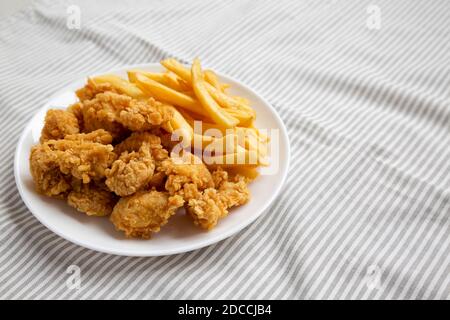 Beignets de poulet maison et frites sur une assiette, vue latérale. Espace pour le texte. Banque D'Images