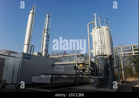ALLEMAGNE, Hambourg, usine de compost et usine de biogaz, les déchets organiques sont fermentés à sec à Biogas et compost, le biogaz est transformé en biométhane et fourni dans le réseau de gaz / DEUTSCHLAND, Hambourg , Kompostwerk und Biogasanlage Buetzberg der Stadtreinigung Hambourg, In einer Trockenfermentation Anlage werden aus Bioabfaellen Biogas und hochwertiger Kompost erzeugt, das Gas wird durch Vattenfall in das Gasnetz eingespeist, Methanisierung und Einspeisestation Banque D'Images