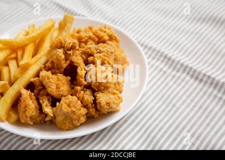 Beignets de poulet maison et frites sur une assiette, vue latérale. Copier l'espace. Banque D'Images