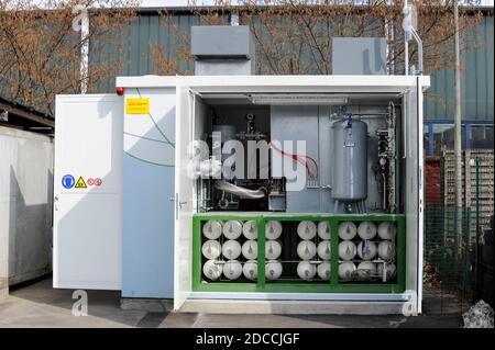 ALLEMAGNE Hambourg, station-service vend Bio GNC, qui est biométhan de Biogas fermenté à partir de déchets ou de déchets, stockage en bouteille de gaz / DEUTSCHLAND Hamburg, Verkauf von Bio-GNC, Biomethan aus 100% Biogas aus fermenteerten Abfallstoffen gewonnen, durch Firma Mabagas an einer Oil Tankstelle in Gasfuter, Gaschter, Gasfäder das Gas wird auf 285 bar verdictet und in Druckflaschen zwischen gespeichert Banque D'Images