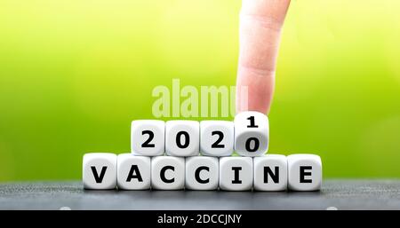 Symbole d'un vaccin contre le covid en 2021. Les dés forment l'expression « vaccin 2021 ». Banque D'Images