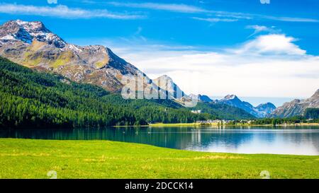 Matin clair au lac Silvaplana (Silvaplanersee), dans la haute vallée de l'Engadine (Grisons, Suisse), entre le lac Saint-Moritz et le lac Sils Banque D'Images