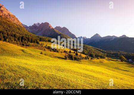 Le soleil se couche sur les montagnes entourant Tarasp, un village de Grisons, en Suisse. Il est situé dans la vallée inférieure d'Engadin le long de la Banque D'Images