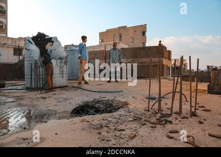 Taiz / Yémen - 22 août 2016 : UN enfant yéménite est assis sur les décombres de sa maison détruite par la guerre dans la ville yéménite. Banque D'Images