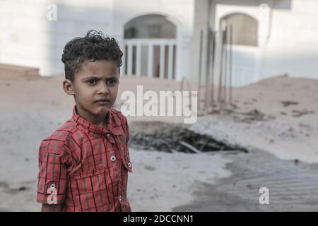 Taiz / Yémen - 22 août 2016 : UN enfant yéménite est assis sur les décombres de sa maison détruite par la guerre dans la ville yéménite. Banque D'Images