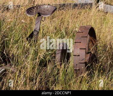 Roue en fer forgé sur une tondeuse à foin à barre à faucille d'époque sur un ranch de l'Idaho, aux États-Unis. Fait maintenant partie d'un musée privé. Banque D'Images