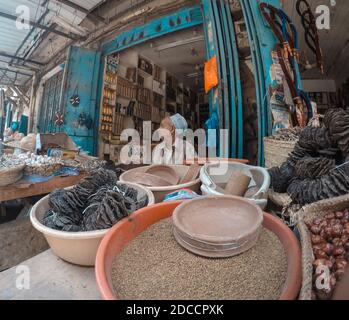 Taiz / Yémen - 19 juin 2017 : UN vendeur attend ses clients dans son magasin d'épices dans la ville de Taiz, dans le sud-ouest du Yémen Banque D'Images