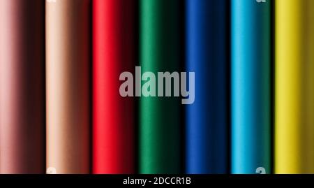 Papier coloré en rouleaux de carton cylindrique multicolore. Banque D'Images