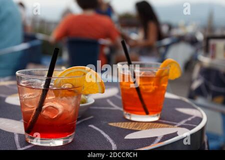 Deux Aperol sprits dans une piazza italienne à Florence, Italie Banque D'Images