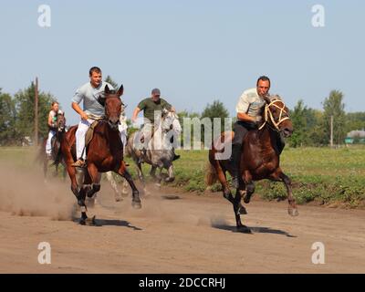 Les cavaliers russes participent à une compétition à un Novotomnokovo salon national Banque D'Images