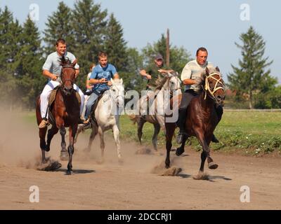 Les cavaliers russes participent à une compétition à un Novotomnokovo salon national Banque D'Images