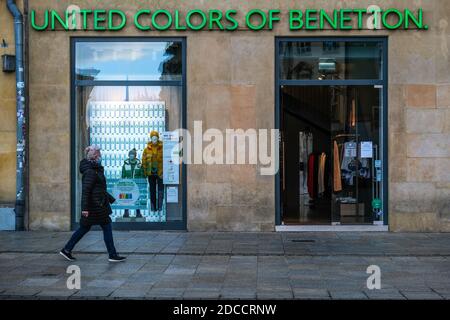 Une femme portant un masque facial comme mesure préventive passe devant le magasin United Colors de Benetton. La Pologne passe maintenant à la deuxième vague de coronavirus et des mesures restrictives telles que la fermeture de magasins à l'intérieur des centres commerciaux, rassemble avec un maximum de 5 personnes, des bars et des restaurants opérant sur des bases à emporter entre autres sont en place. Aujourd'hui, 22464 nouvelles infections ont été enregistrées et 626 décès ont été enregistrés Covid-19. La Pologne a enregistré plus de 820,000 infections à COVID-19 et le nombre de décès est supérieur à 12,700. Banque D'Images