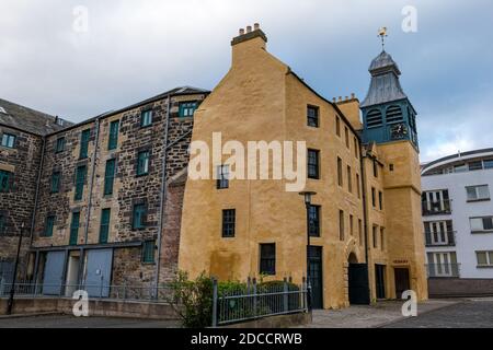 Ancien bâtiment historique blanchi à la chaux avec horloge, St Ninian's Manse, Leith, Édimbourg, Écosse, Royaume-Uni Banque D'Images