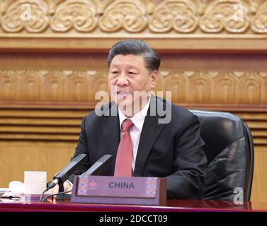 Pékin, Chine. 20 novembre 2020. Le président chinois Xi Jinping prononce un discours lors de la 27e réunion des dirigeants économiques de la coopération économique Asie-Pacifique (APEC) par liaison vidéo, à Beijing, capitale de la Chine, le 20 novembre 2020. Crédit : Wang Ye/Xinhua/Alay Live News Banque D'Images
