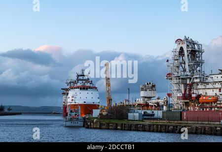 Navires de ravitaillement offshore amarrés à Leith docks au crépuscule, Édimbourg, Écosse, Royaume-Uni Banque D'Images