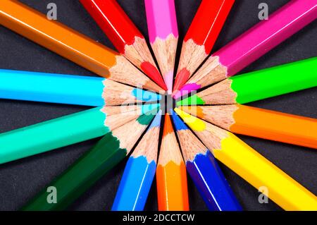 jeu de crayons de couleur organisés sur fond noir gros plan Banque D'Images