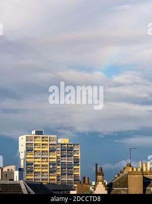 Tour de conseil de blocs d'appartements dominant les toits avec arc-en-ciel dans le ciel, Leith, Édimbourg, Écosse, Royaume-Uni Banque D'Images