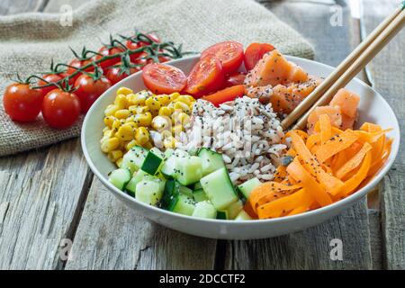 poke de saumon frais maison avec légumes sur un bol Banque D'Images