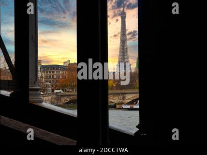 Paris, France - 29 novembre 2019 - sous un pont, vue sur la Tour Eiffel au coucher du soleil Banque D'Images