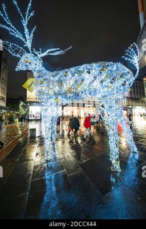 Glasgow, Écosse, Royaume-Uni. 20 novembre 2020. Le soir, peu avant que le niveau 4 le plus sévère ne soit imposé à 18:00, les clients sont dans les rues de Glasgow pour faire leurs courses de Noël de dernière minute avant la fermeture des magasins pendant 3 semaines. Vues en soirée pendant la fermeture des magasins et des entreprises. Photo : renne sur Argyle Street. .Iain Masterton/Alamy Live News Banque D'Images