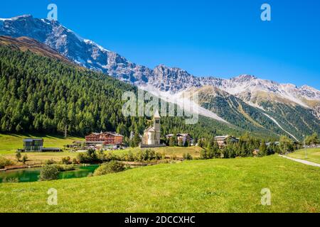 Vue sur Sulden (italien: Solda), un village de montagne dans le Tyrol du Sud, par un beau jour de septembre. Sulden (1,900 m) se trouve au pied de l'Ortler Banque D'Images