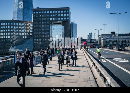 Heure de pointe du matin - London Bridge - City of London .London les personnes qui se déplacent pour travailler au-dessus du London Bridge Banque D'Images