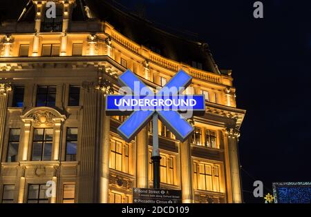 Événement promotionnel sur le lancement de la PlayStation 5 à la station de métro Oxford Circus. Signe de croix bleu. Londres - 19 novembre 2020 Banque D'Images