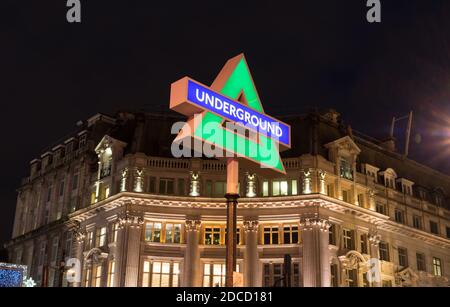 Événement promotionnel sur le lancement de la PlayStation 5 à la station de métro Oxford Circus. Triangle vert. Londres - 19 novembre 2020 Banque D'Images