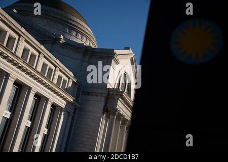 Washington, États-Unis. 20 novembre 2020. Un aperçu général du Musée national d'histoire naturelle, une Smithsonian institution, à Washington, DC, le 20 novembre 2020, dans le contexte de la pandémie du coronavirus. Alors que le nombre de cas confirmés de COVID-19 grimpe dans tout le pays, les institutions Smithsonian à Washington ont annoncé qu'elles fermaient à nouveau à partir de la semaine prochaine. (Graeme Sloan/Sipa USA) Credit: SIPA USA/Alay Live News Banque D'Images