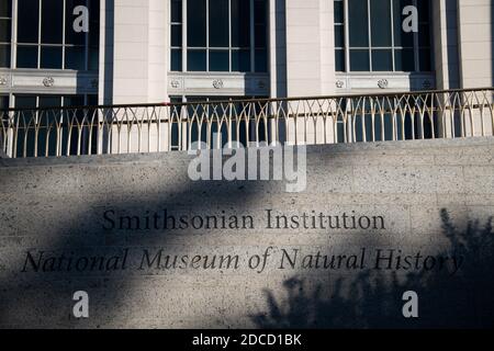 Washington, États-Unis. 20 novembre 2020. Un aperçu général du Musée national d'histoire naturelle, une Smithsonian institution, à Washington, DC, le 20 novembre 2020, dans le contexte de la pandémie du coronavirus. Alors que le nombre de cas confirmés de COVID-19 grimpe dans tout le pays, les institutions Smithsonian à Washington ont annoncé qu'elles fermaient à nouveau à partir de la semaine prochaine. (Graeme Sloan/Sipa USA) Credit: SIPA USA/Alay Live News Banque D'Images