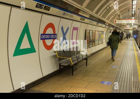 Lancement de la PS5 à la station de métro Oxford Circus. Plate-forme Victoria Line avec logo PlayStation au-dessus des sièges. Londres - 19 novembre Banque D'Images