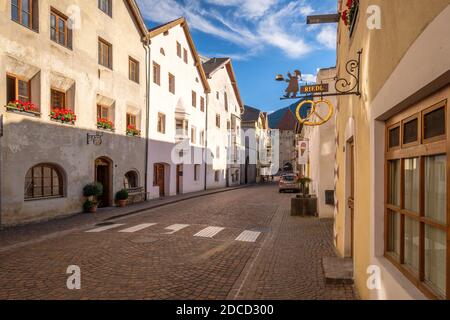 Glorenza, Italie - 18 septembre 2019 : une rue mène vers la place centrale du village de Glorenza (Alto Adige, Val Venosta, Italie) Banque D'Images