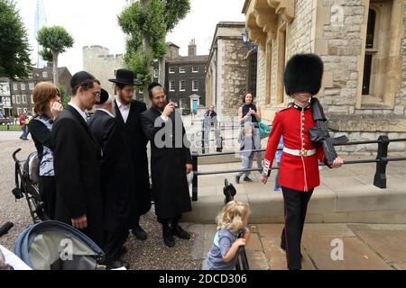 Grande-Bretagne / Angleterre /Londres / la Tour de Londres - orthodoxe juive prenant des photos de la Garde de la Reine . Banque D'Images