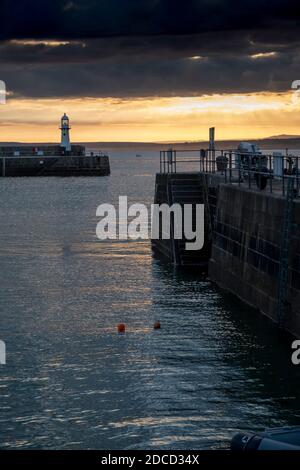 Lever du soleil à St Ives Harbor, célèbre station balnéaire de Cornouailles, Cornouailles, royaume-uni Banque D'Images