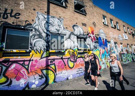 Visite de l'art de rue et grafitti sur les célèbres rues de Brick Lane Market , est de Londres . Le quartier de east london shoreditch est devenu emblématique. Banque D'Images