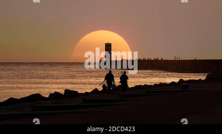 Point de pêche à l'embouchure de la rivière Douro au coucher du soleil Banque D'Images